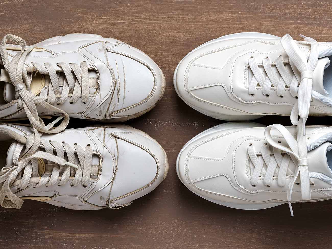 Dois pares de tênis brancos de frente um para o outro. O tênis do lado esquerdo está sujo e encardido. O tênis do lado direito está limpo.